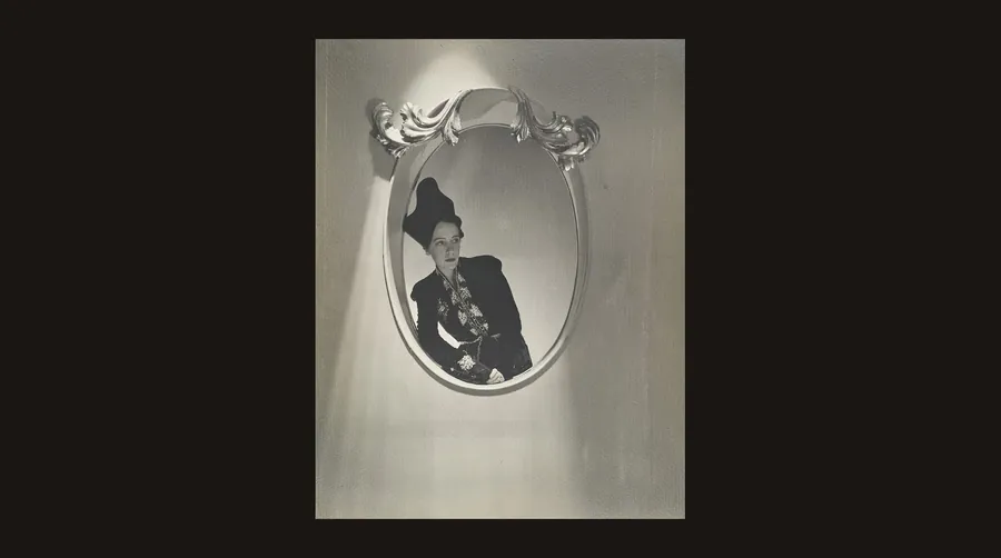 Porträt von Elsa Schiaparelli aus dem Jahr 1936 von Horst P. Horst, Spitzenlos der Leica Fotoauktion in Wien