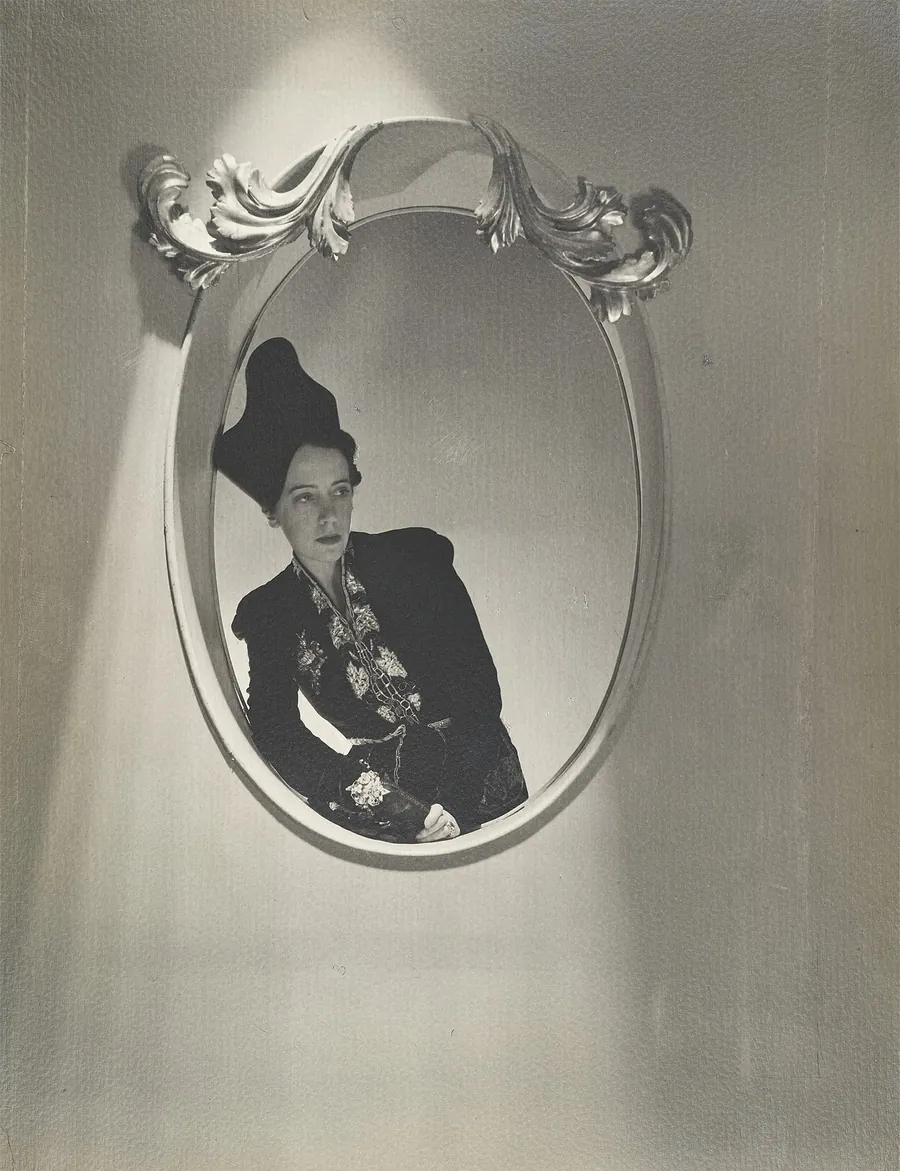 Vintage-Abzug von Horst P. Horst aus dem Jahr 1936: Elsa Schiaparelli in einem ovalen Rahmen, versteigert bei der Leica Fotoauktion in Wien