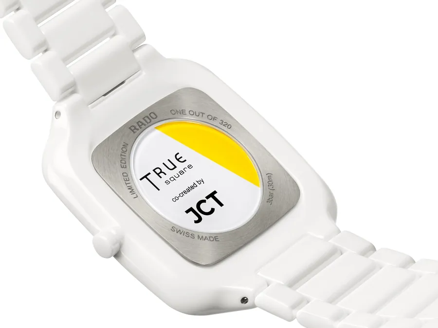 Gehäuseboden der Rado True Square Thinline x Tan Jianci mit gelbem Akzent und der Gravur co-created by JCT