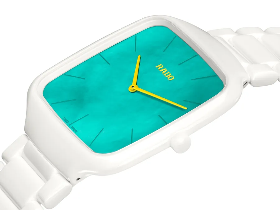 Rado True Square Thinline x Tan Jianci schräg von der Seite, das flache Gehäuse aus weißer Keramik mit 5 Millimetern Höhe
