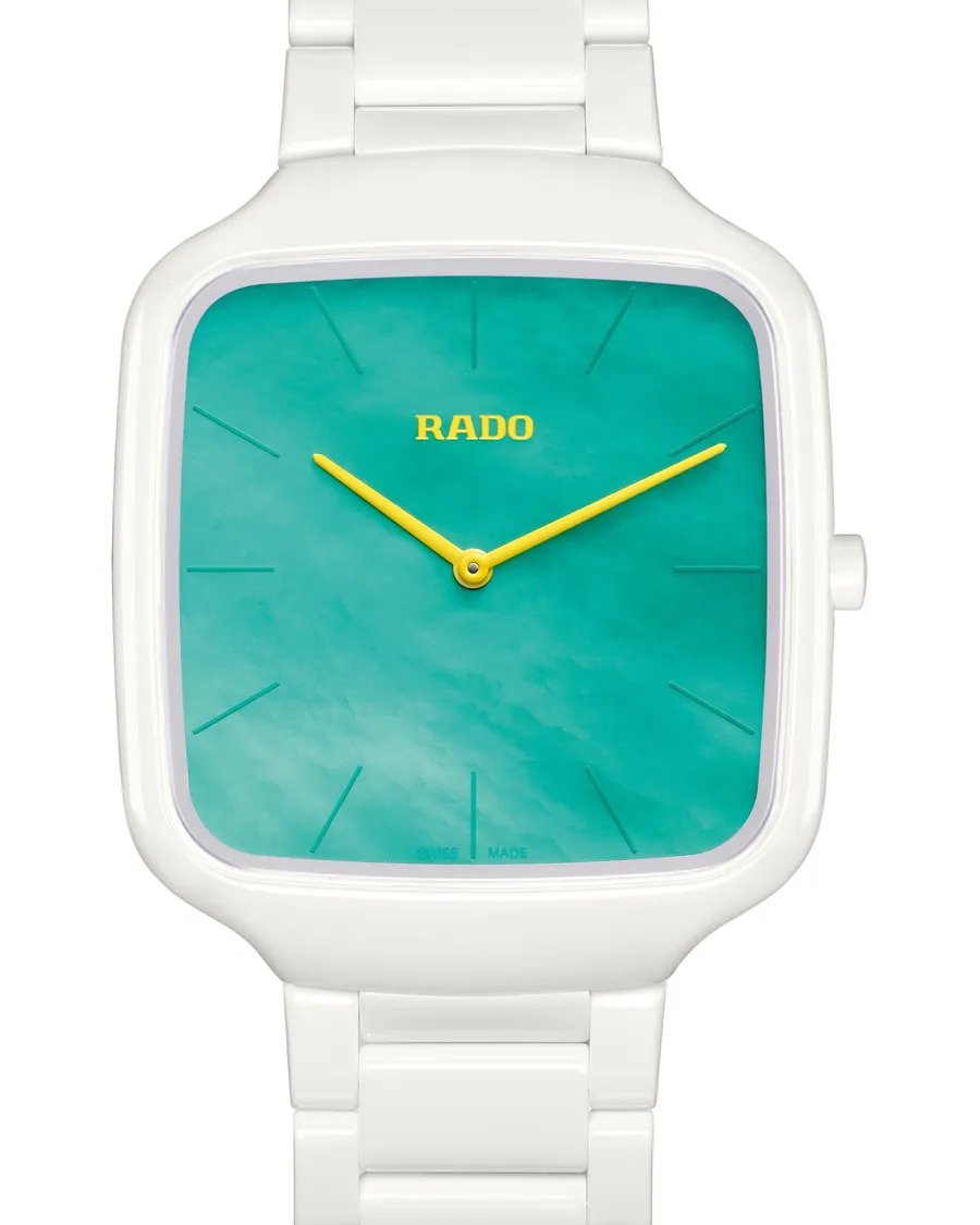 Rado True Square Thinline x Tan Jianci Limited Edition von vorn, weiße Hightech-Keramik mit türkisfarbenem Perlmuttzifferblatt und gelben Zeigern